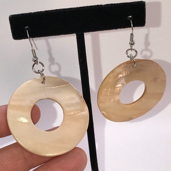 Brown Lip Pearl Doughnut Earrings - Picture 3 of 6